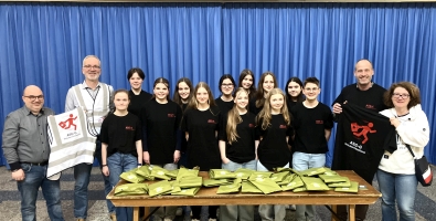 Übergabe von T-Shirts an Sanitätsdienst des ASG
